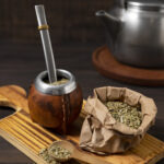 Un mate con yerba y pava