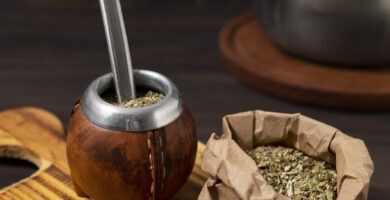 Un mate con yerba y pava