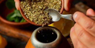 preparando el mate con la yerba