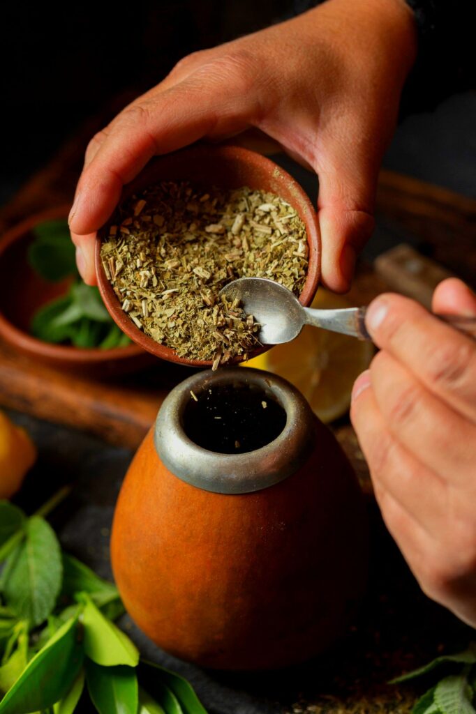 preparando el mate con la yerba