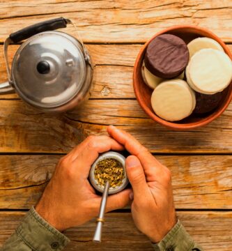 Mate con alfajores argentinos